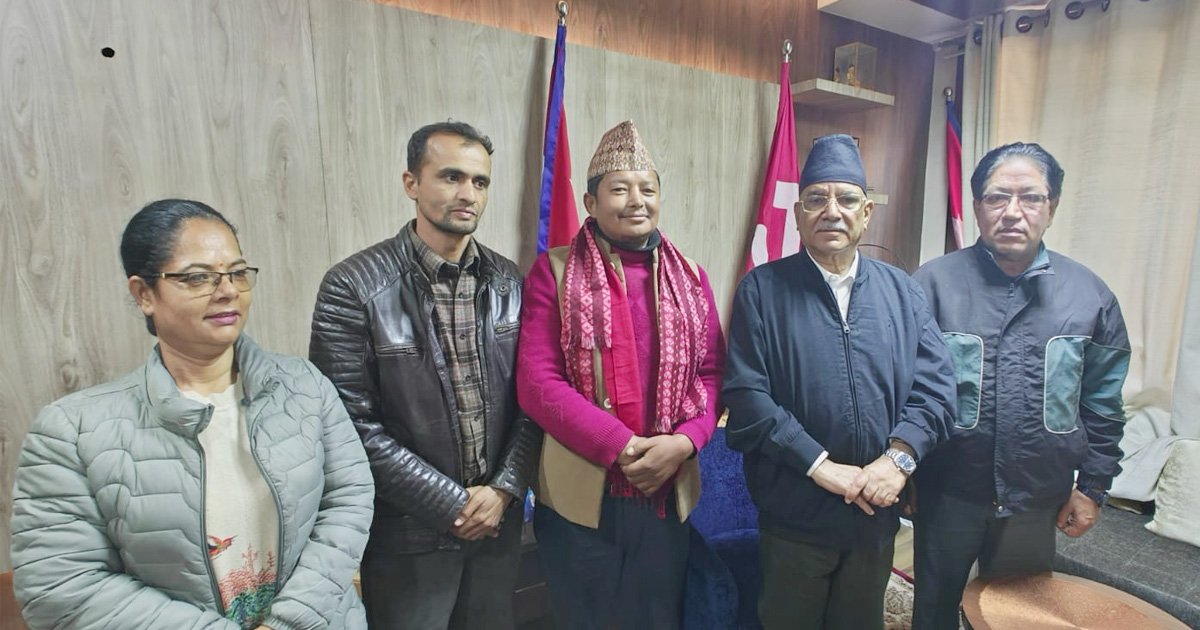 एमाले त्यागेका कैलाश कुमार मल्ल नेपाली कम्युनिस्ट पार्टीमा प्रवेश, संयोजक प्रचण्डद्वारा स्वागत