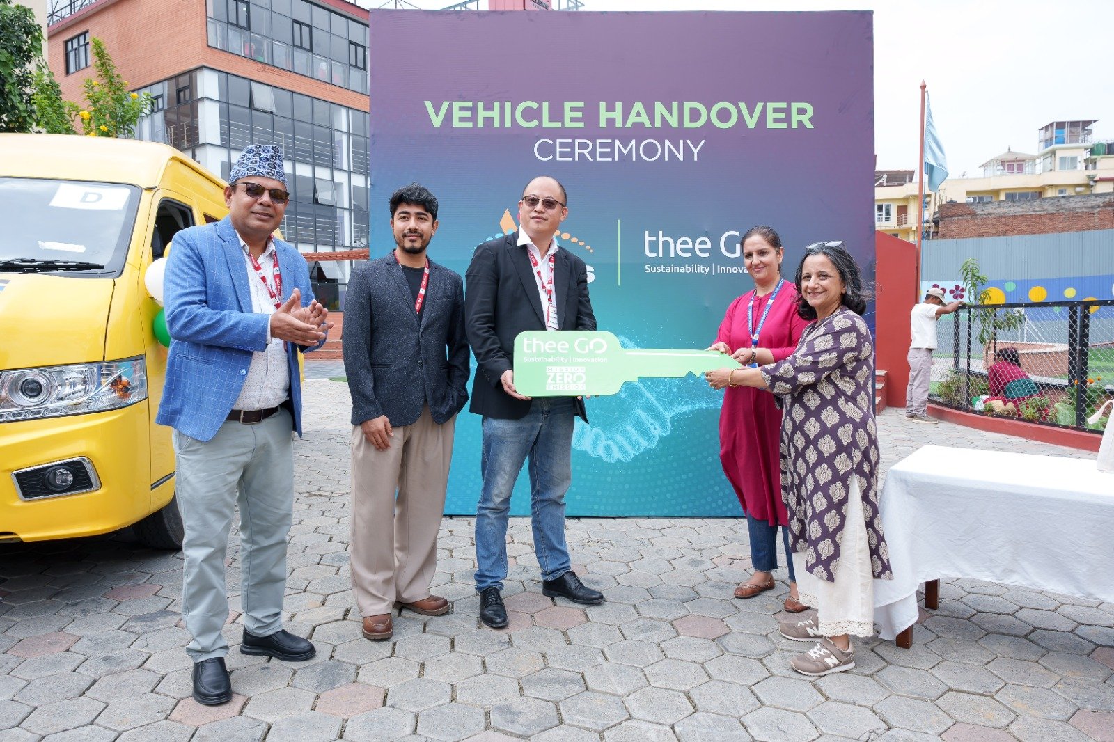 दिगोद्वारा उलेन्स स्कुल लाई १६-सीटरका ४० वटा इलेक्ट्रिक भ्यान हस्तान्तरण