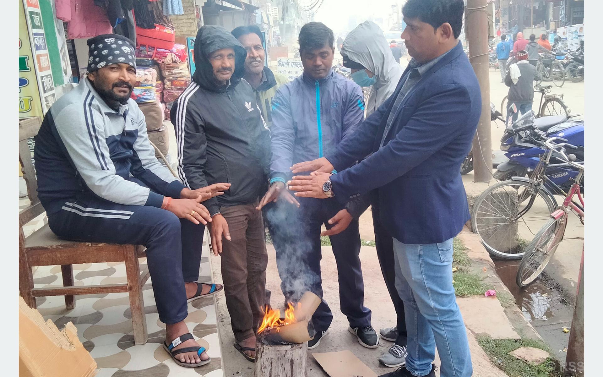 महोत्तरीमा ह्वातै जाडो बढेसँगै आगो ताप्दै