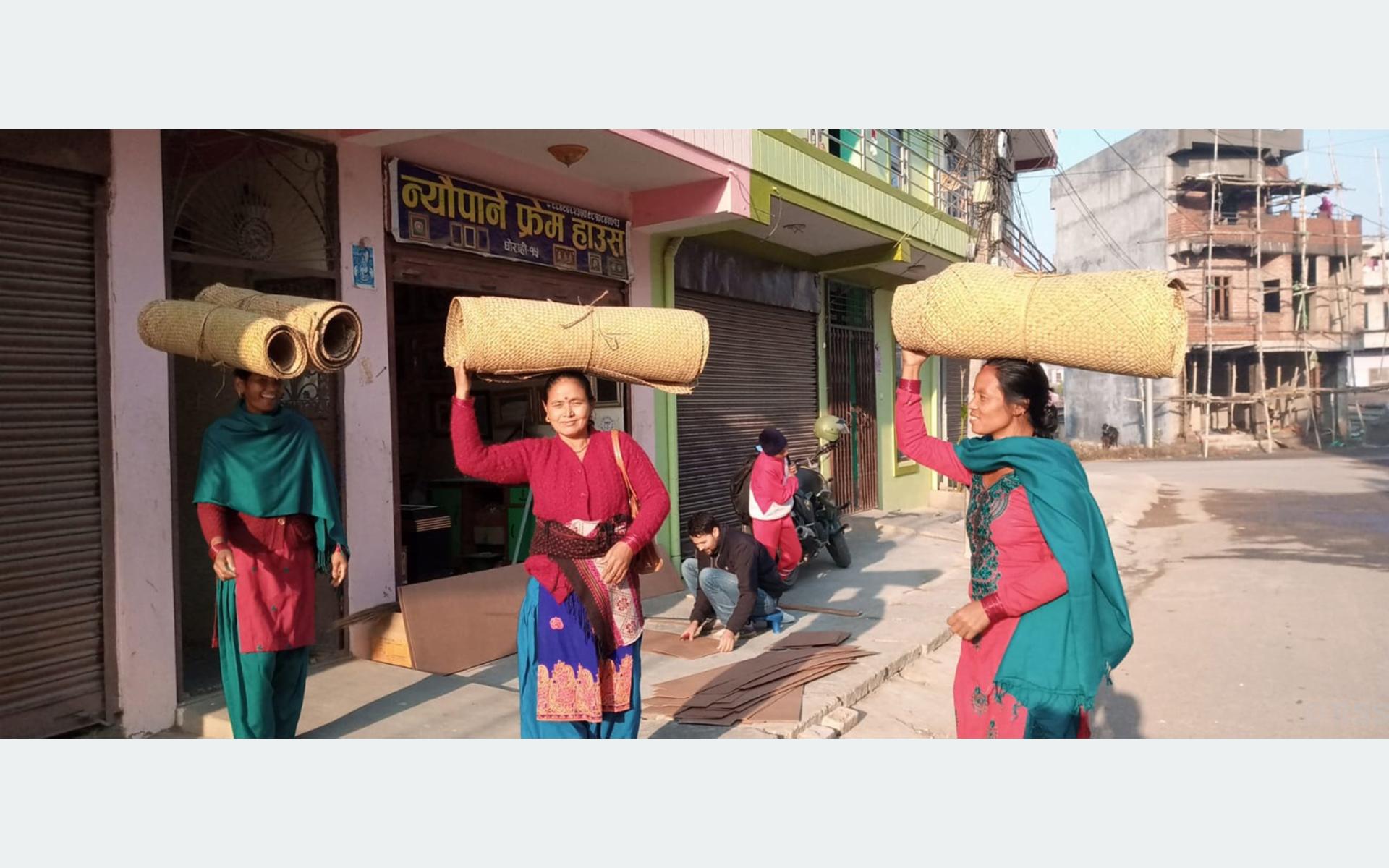 गुन्द्री बिक्री गर्न जाँर्दै महिला
