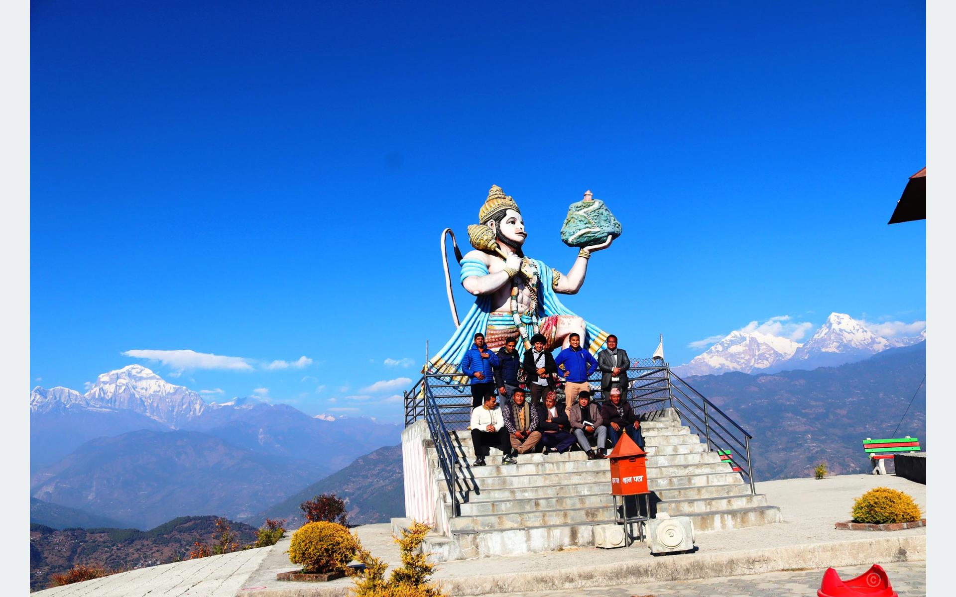हनुमानसँगै पर्यटक