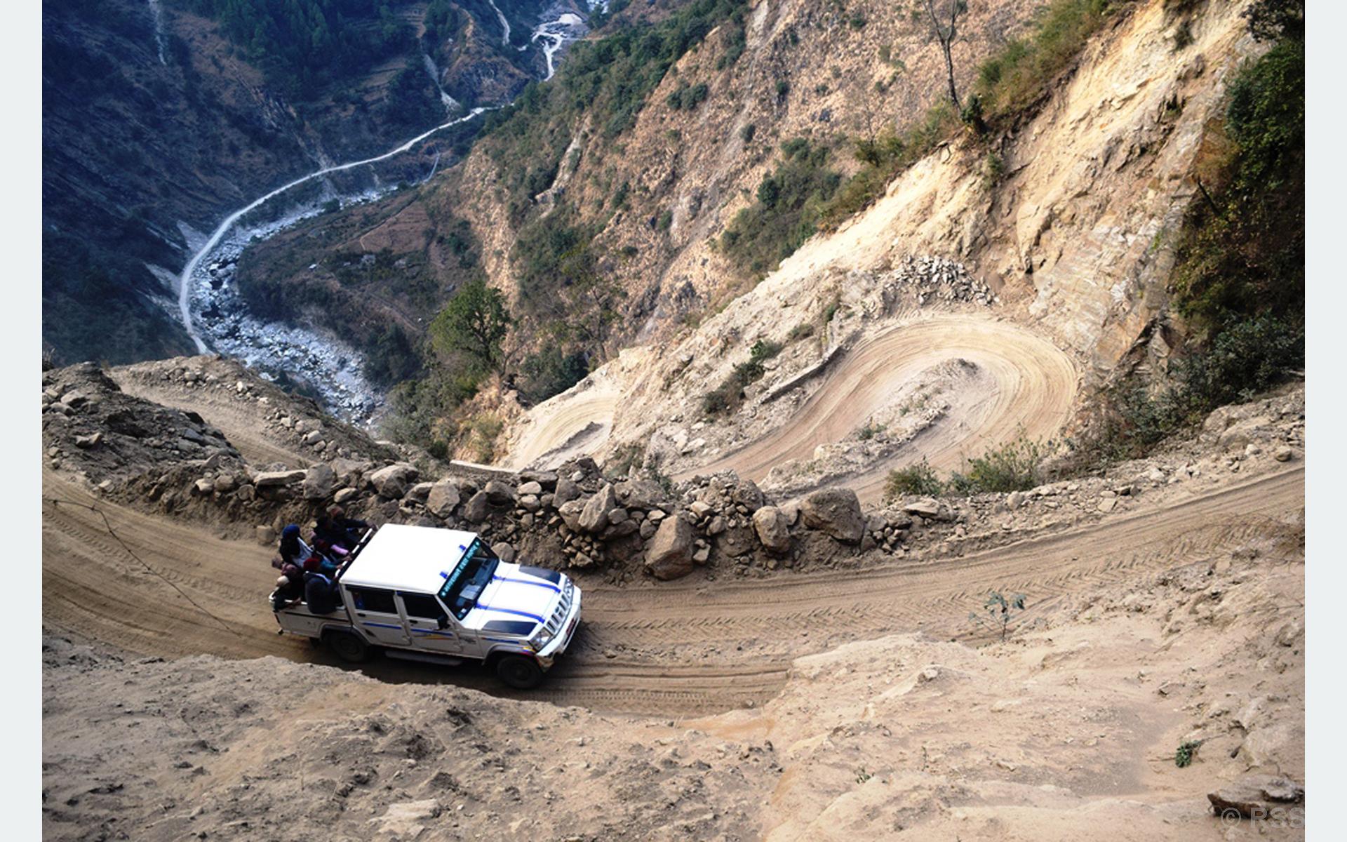 भीरको सडकमा जोखिमपूर्ण यात्रा