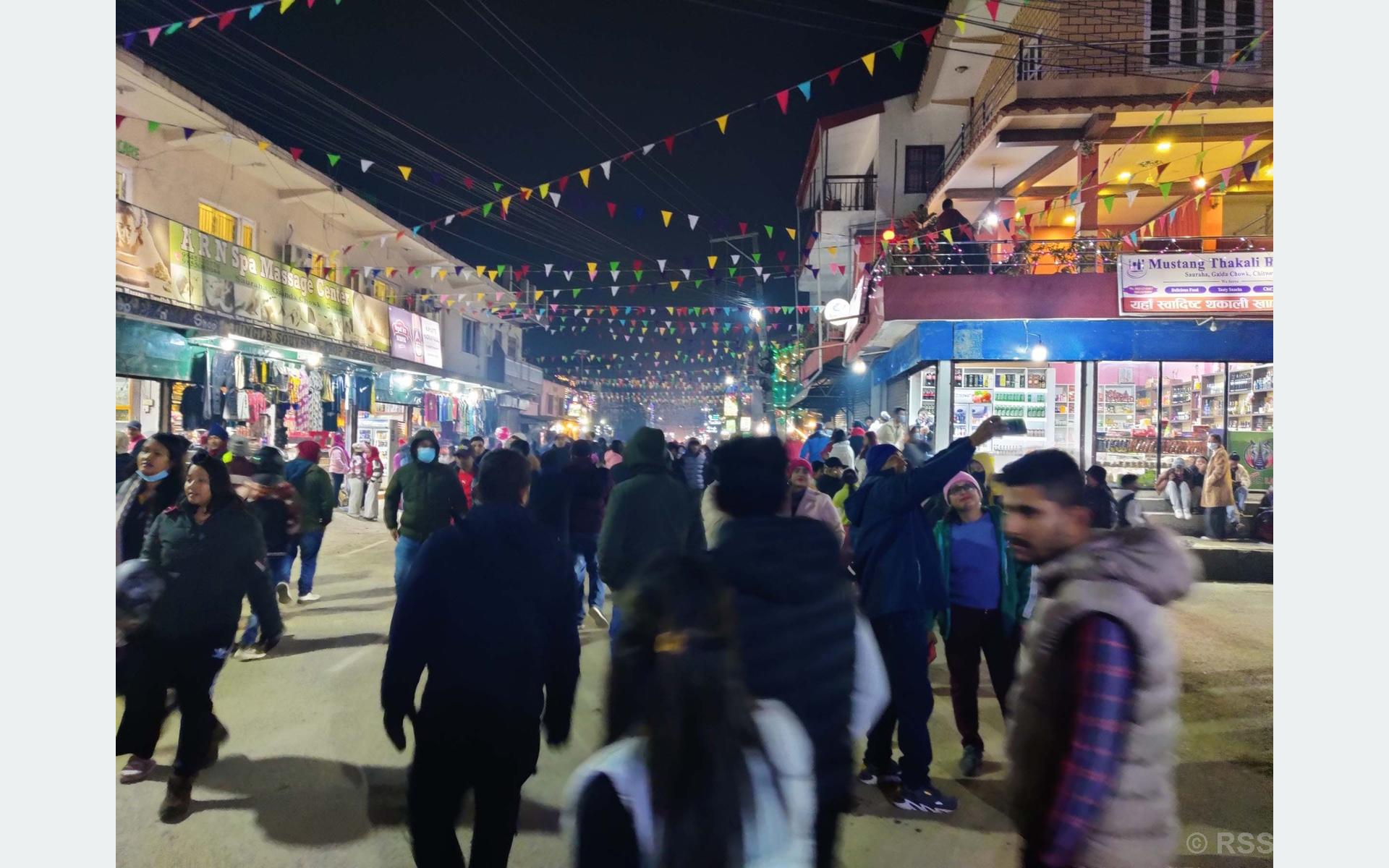 अन्तरिक पर्यटकले भरिभराउ सौराहा