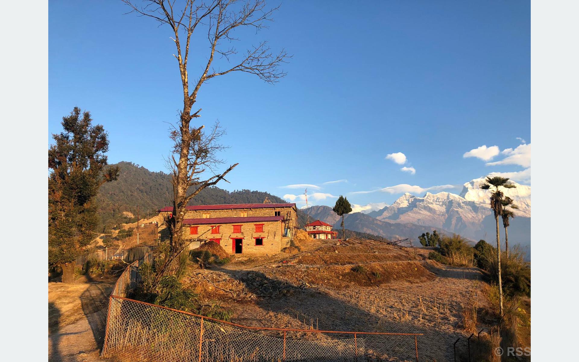 टोड्केबाट देखिएको धौलागिरि हिमाल र स्वर्गाश्रम