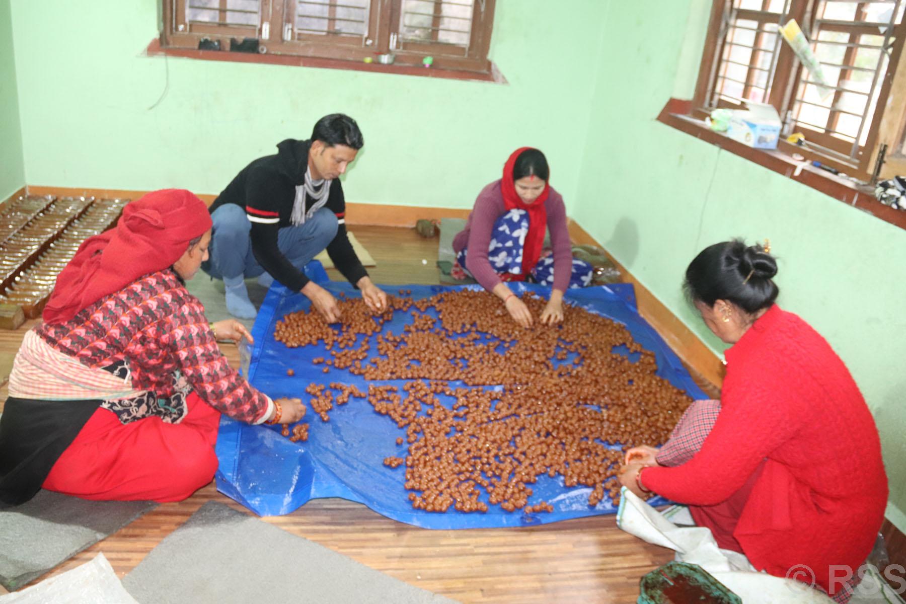 तिलको लड्डु बनाइँदै