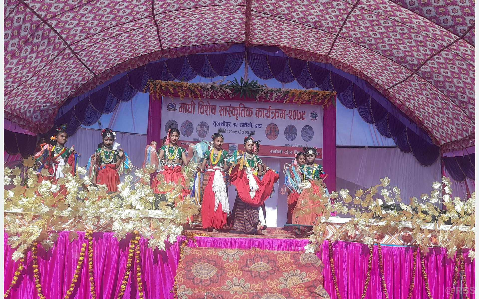 थारू नाचमा युवा पुस्ता