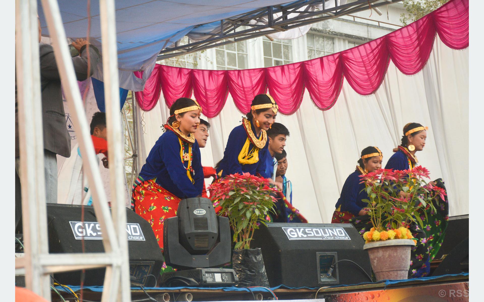नृत्य प्रस्तुत गर्दै