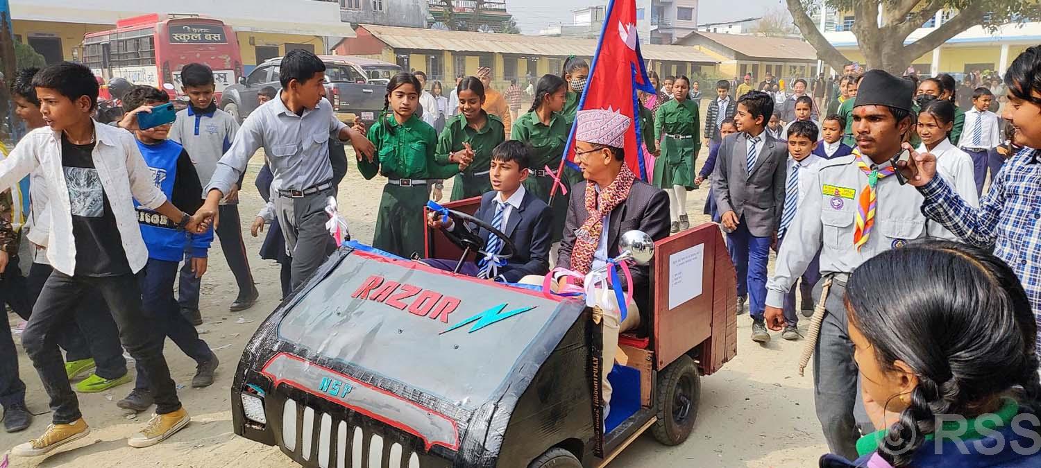 विद्यार्थीले बनाएको विद्युतीय गाडीमा मेयर थोप्रा