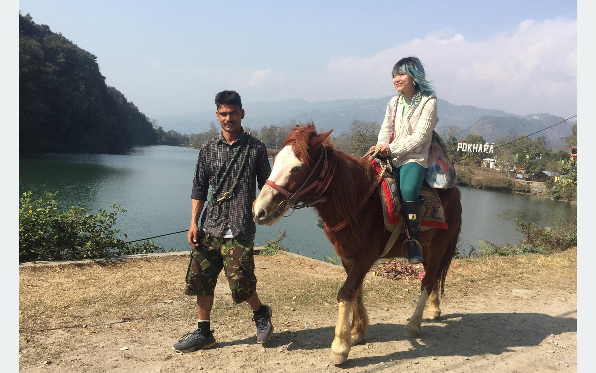 घोडामा सवार पर्यटक