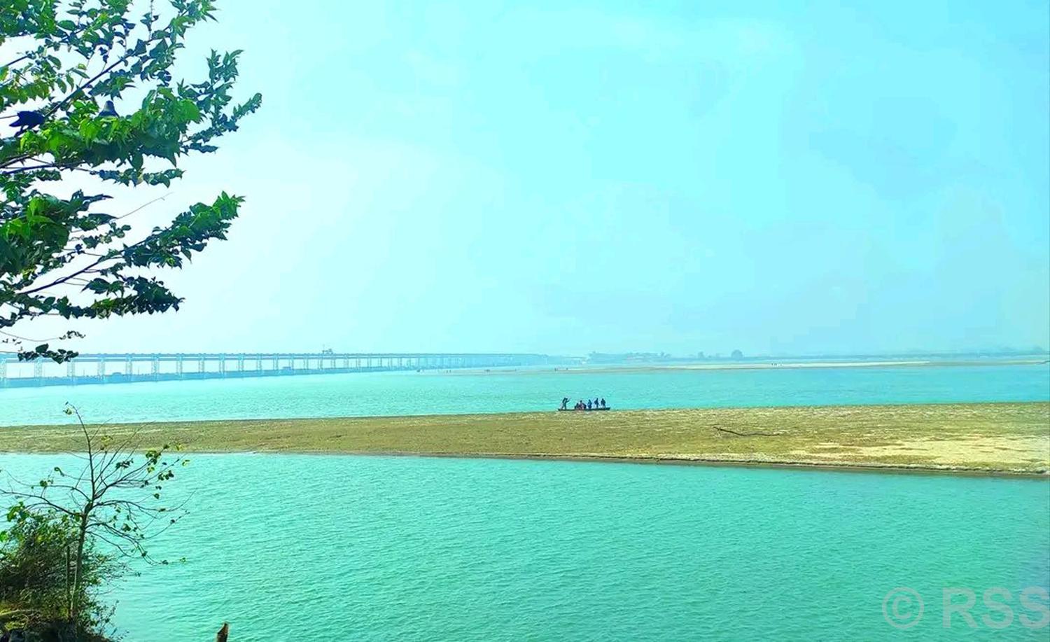 हरियो पानी र ब्यारेजको दृश्य