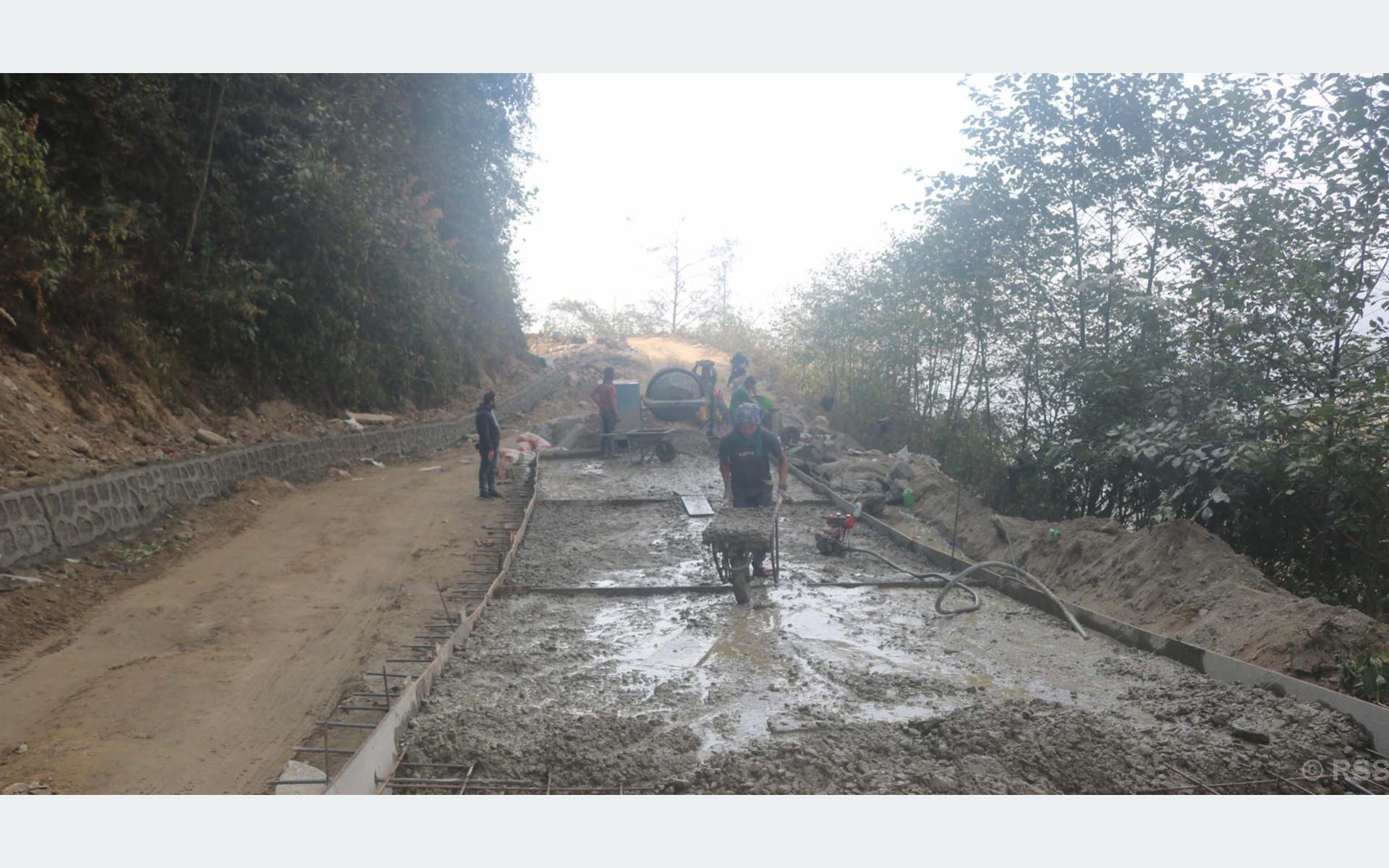 सेखुवा–चखेवाभञ्ज्याङ सडक ढलान गर्दै कामदार