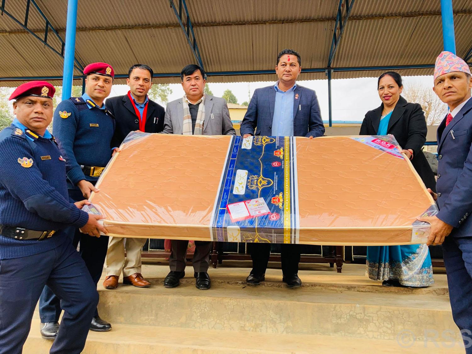 एक प्रहरी एक म्याट्रेस हस्तान्तरण