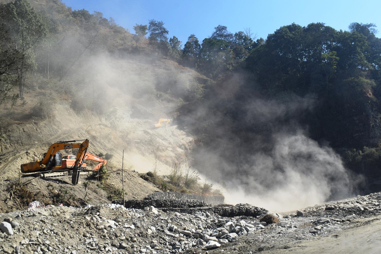 पहाड काटेर सडक बिस्तार