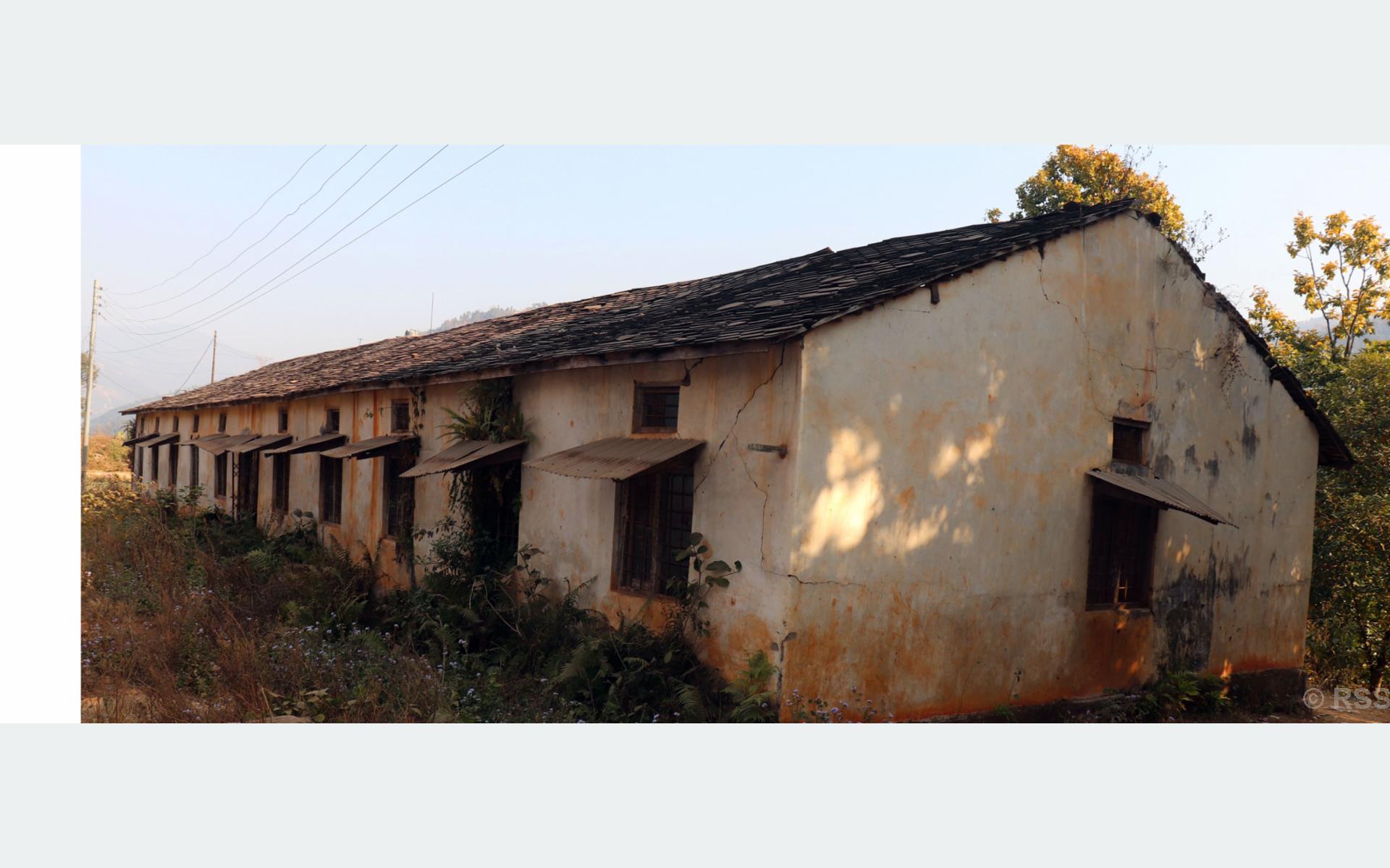 भूकम्पले क्षतिग्रस्त छात्राबास भवन