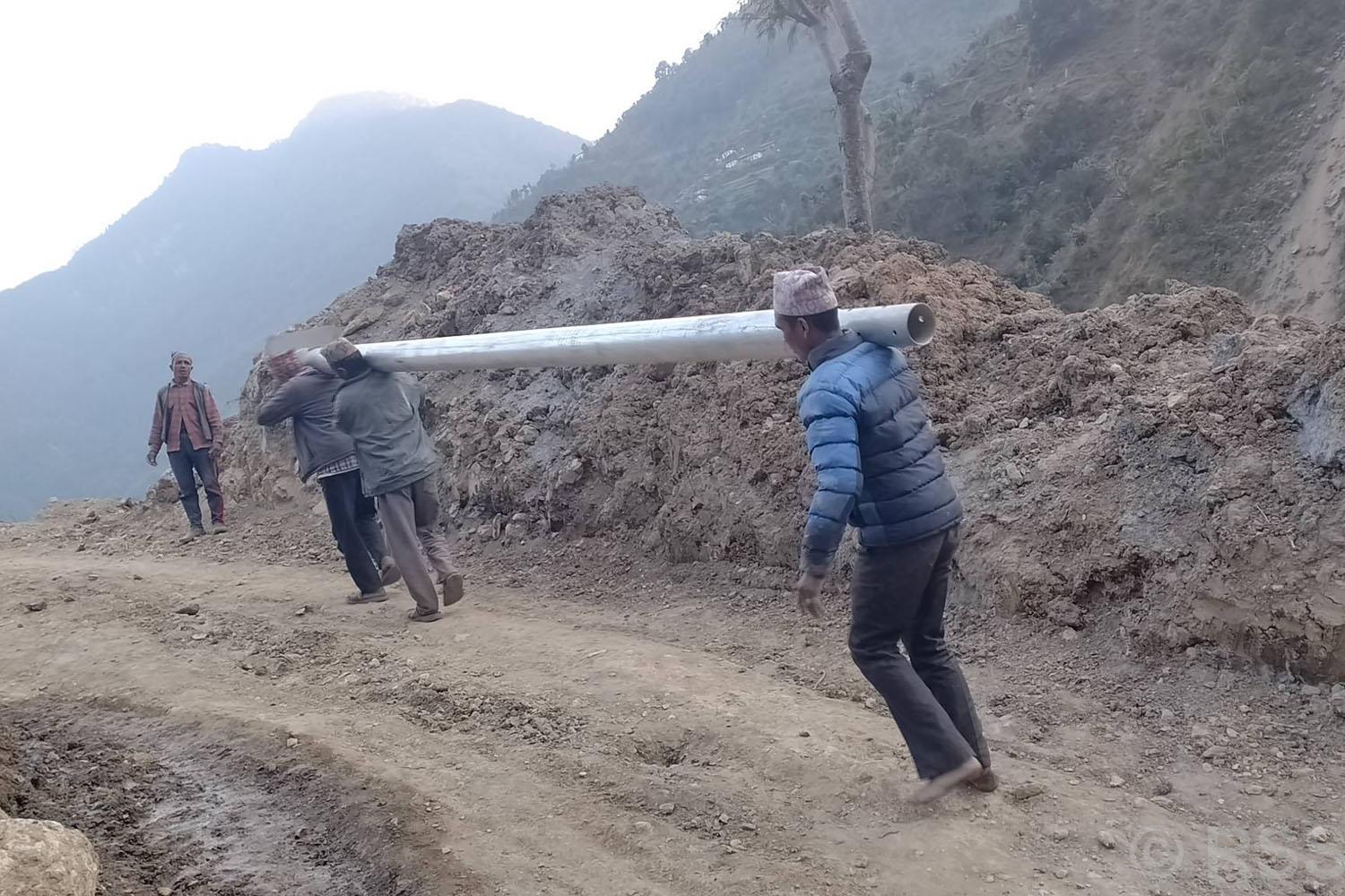वडाध्यक्ष श्रमदान गर्दै