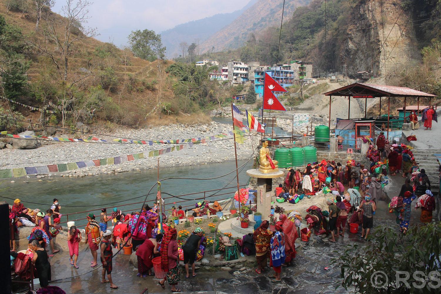 तातोपानीमा डुबेपछि स्नान गर्दै