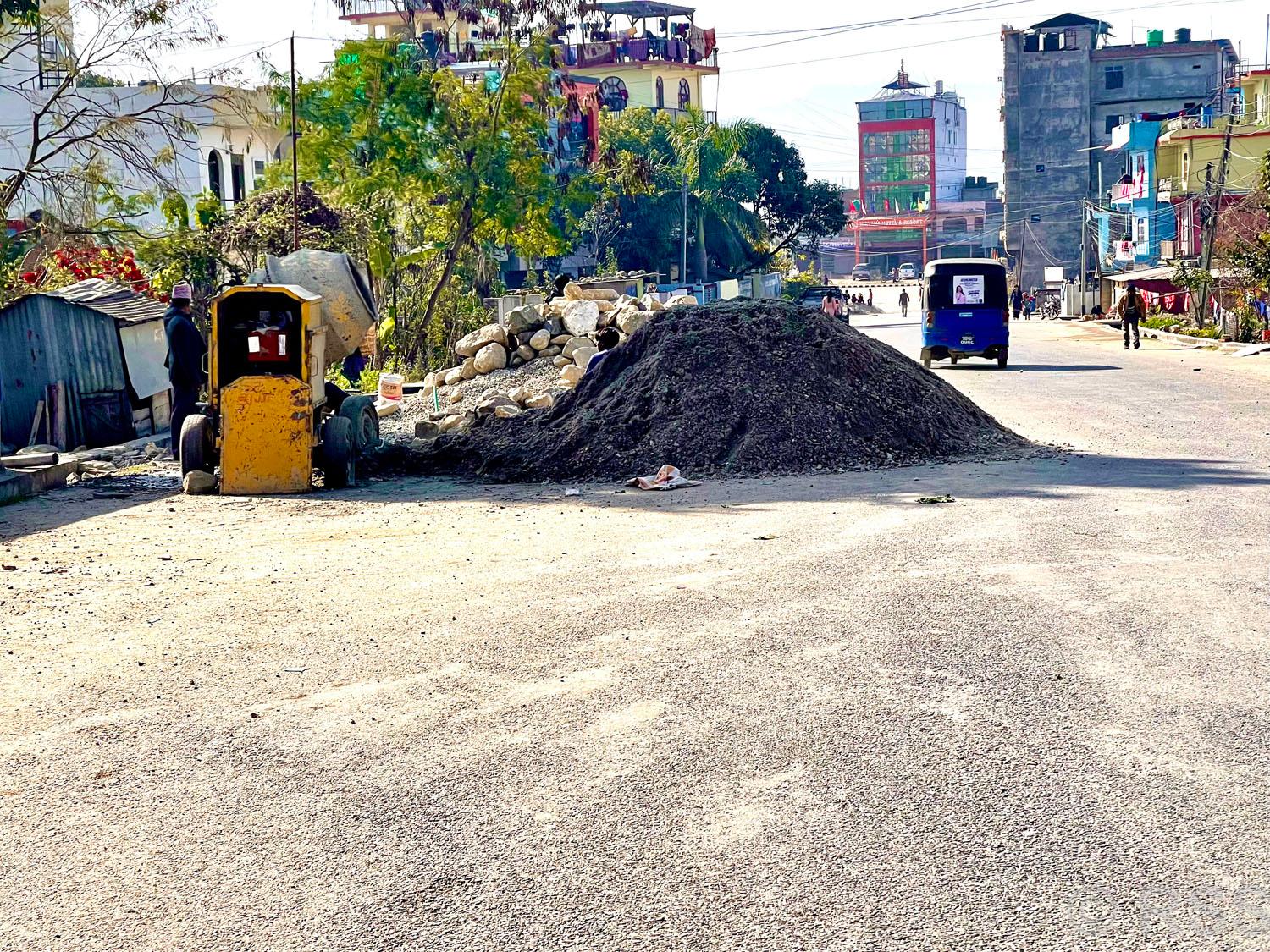 जथाभावी राखिएको निर्माण सामग्री