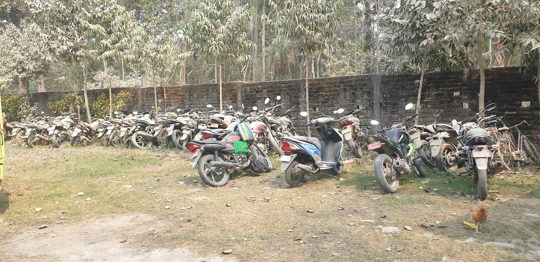 इलाका प्रहरी कार्यालयमा मोटरसाइकलको थुप्रो