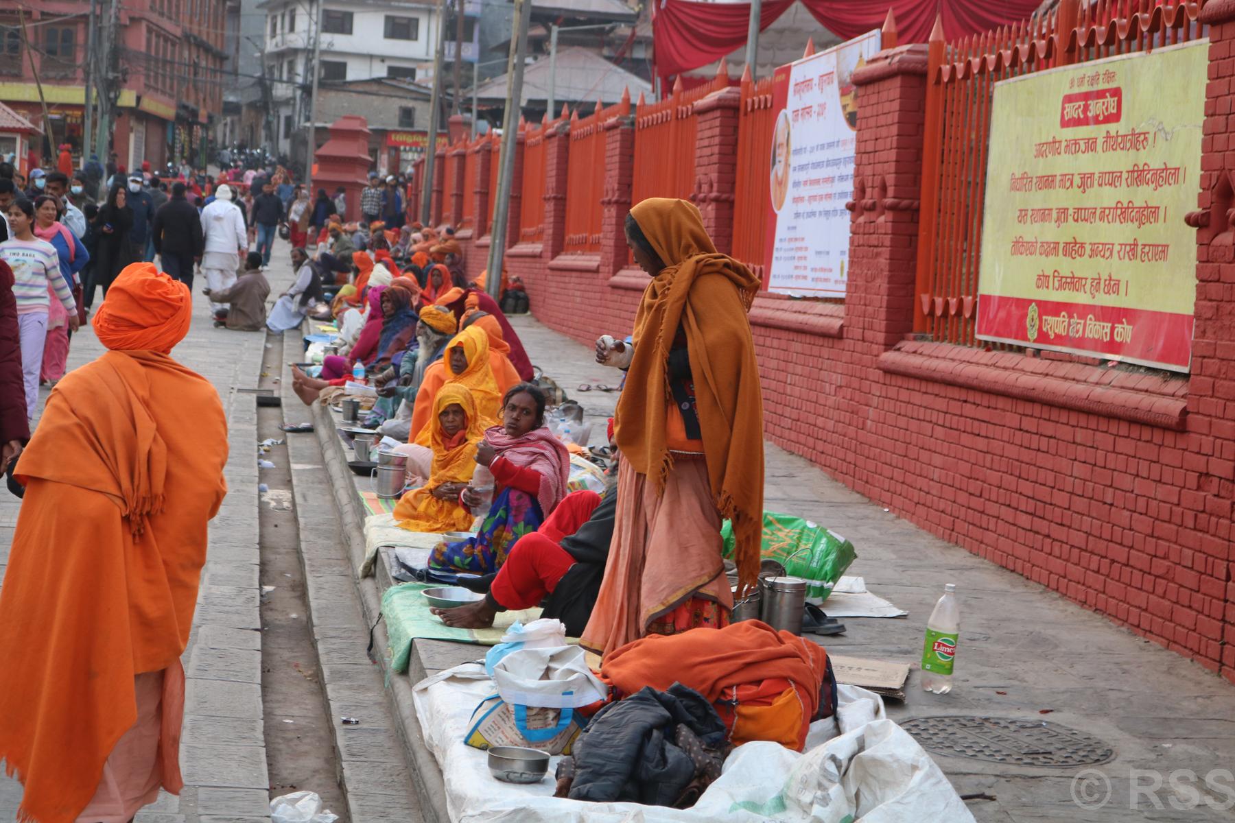 पशुपतिनाथमा आएका साधु