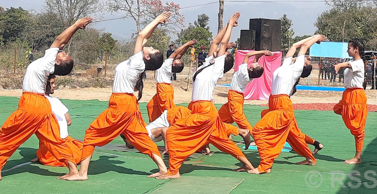 योगा प्रस्तुत गर्दै विद्यार्थी