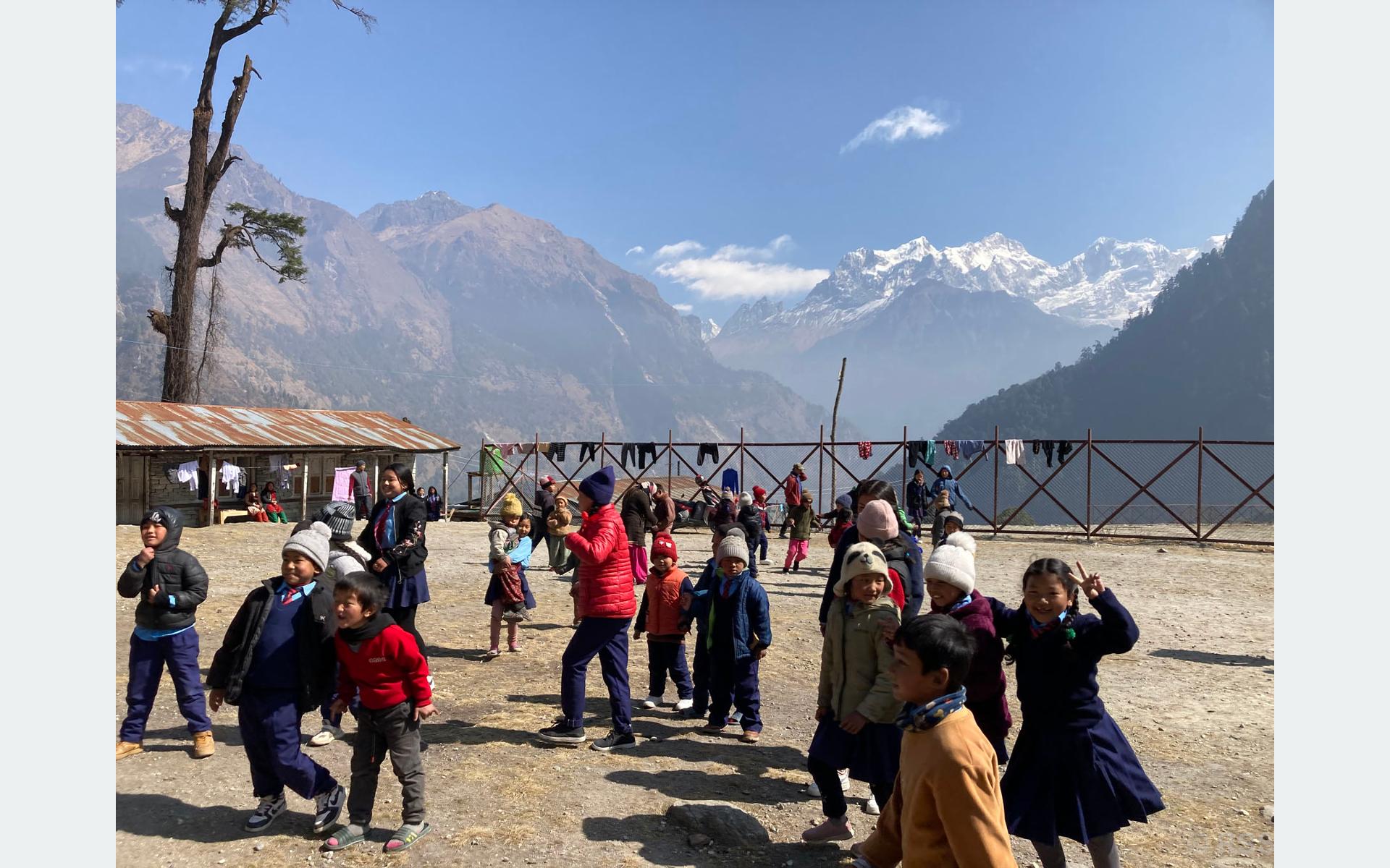हिमालको काखमा रमाउँदै बालबालिका