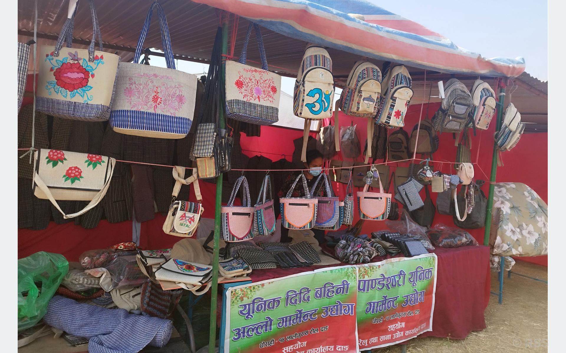 बिक्रीका लागि राखिएका अल्लोबाट निर्मित सामग्री