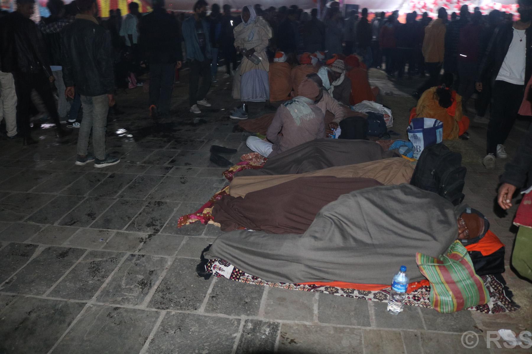 खुल्ला चौरमा सुतेका भक्तजन