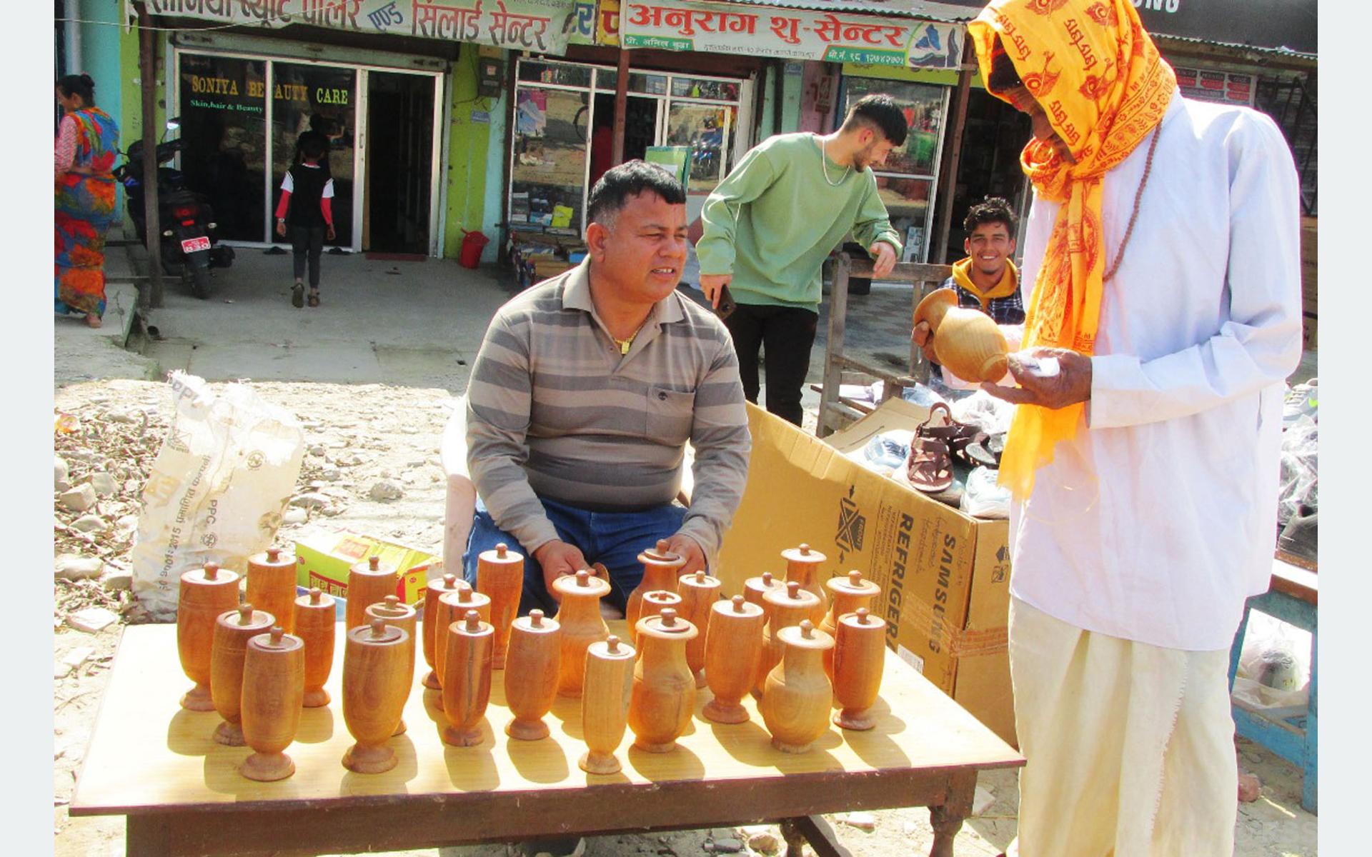 विजयसालका भाडाँकुडा बेच्दै व्यापारी