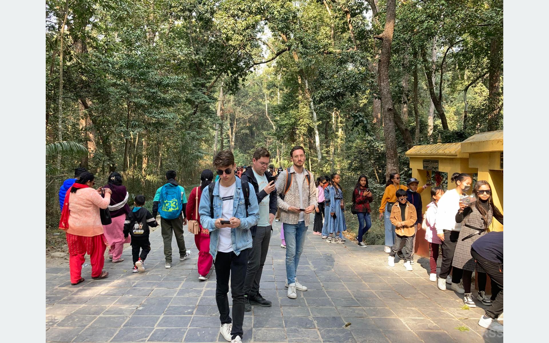 कालिका मन्दिर परिसरमा विदेशी पर्यटक