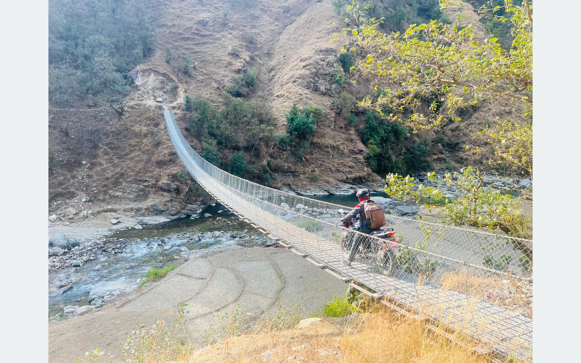 झोलुङ्गे पुलबाट मोटरसाइकल तारिँदै