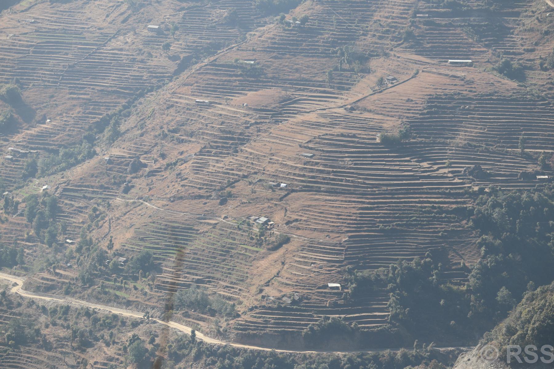 पानी नपर्दा खेतबारी बाझै