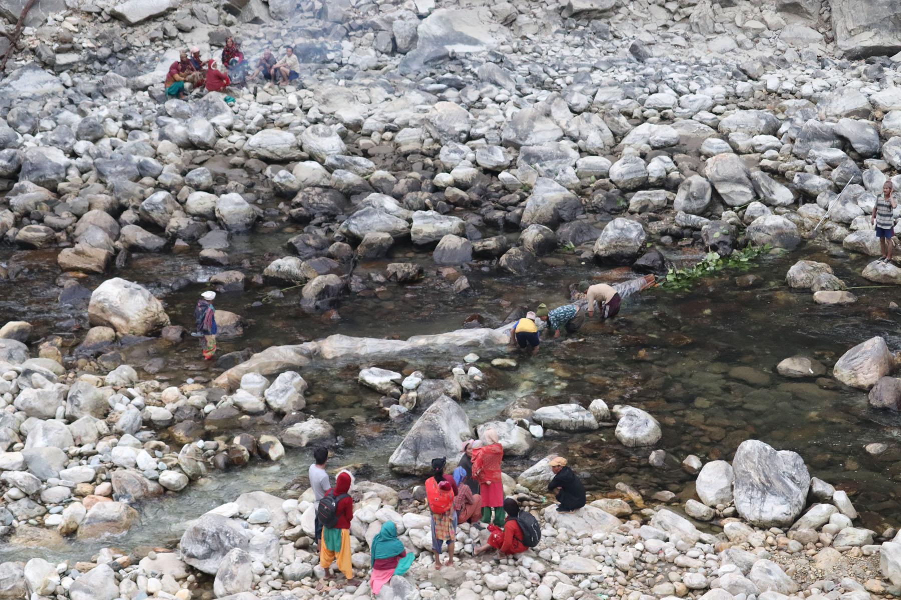 बादी समुदायका बालबालिका माछा मार्दै
