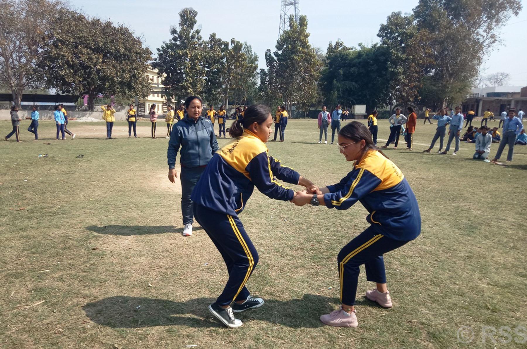 आत्मरक्षासम्बन्धी अभ्यास गर्दै किशोरी