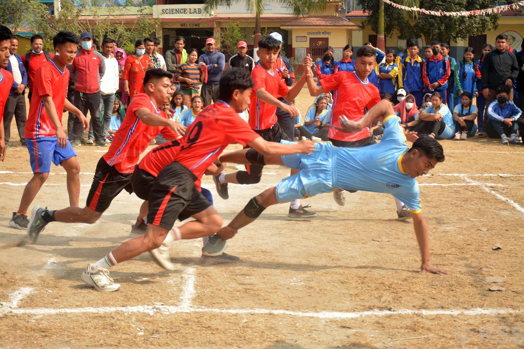 कबड्डीमा प्रतिस्पर्धा गर्दै