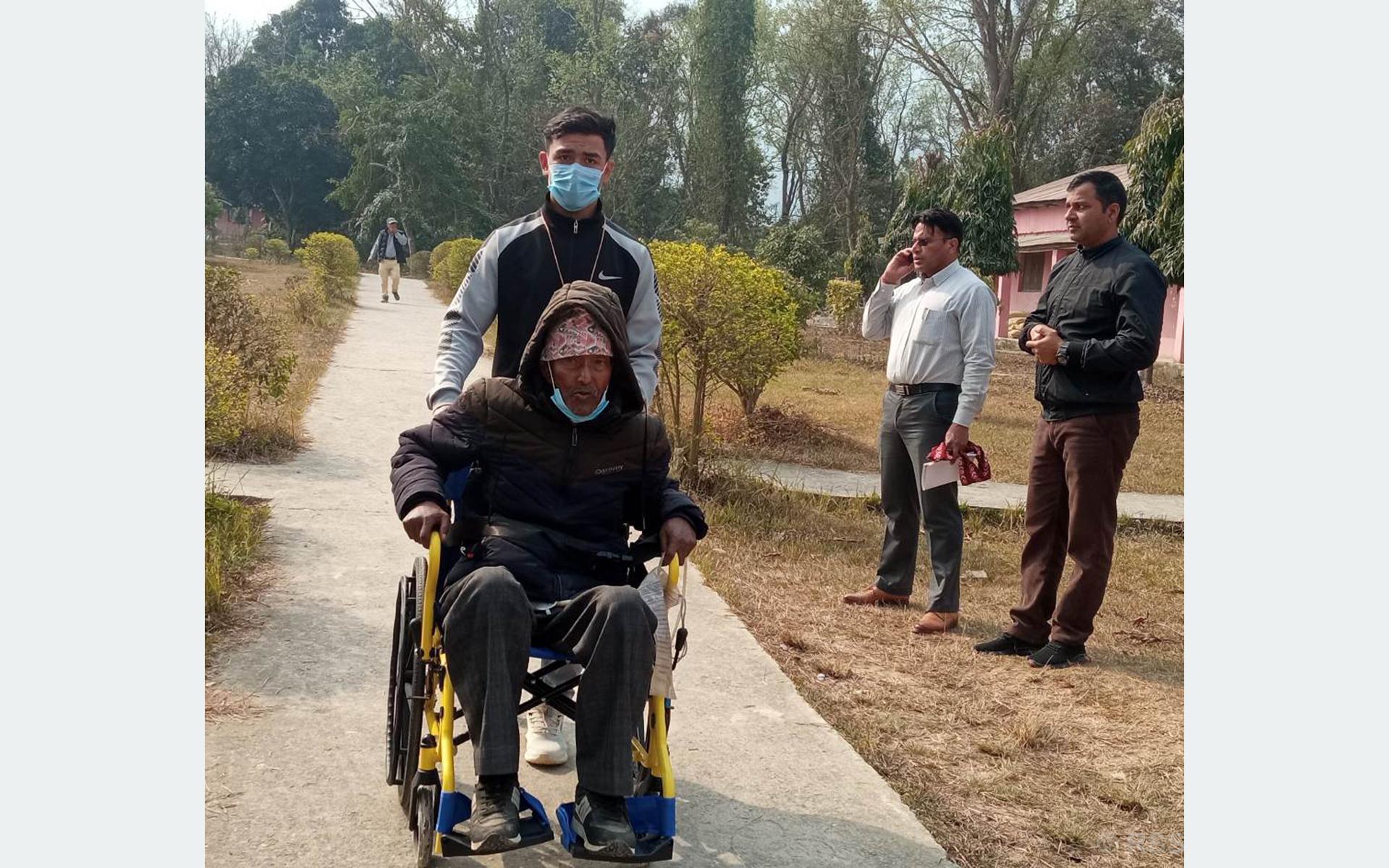 स्वास्थ्योपचार गर्न बिरामी लैजाँदै