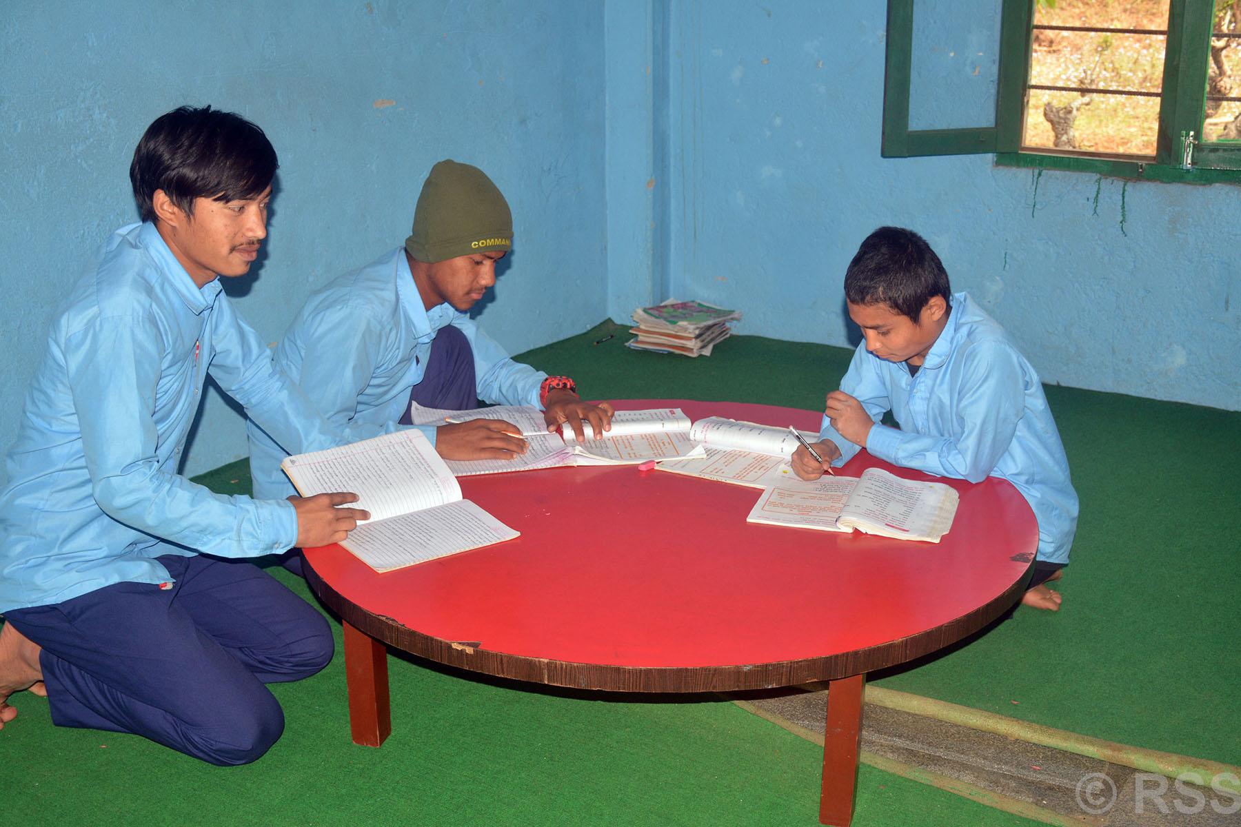 बहिरा विद्यार्थी अध्ययन गर्दै