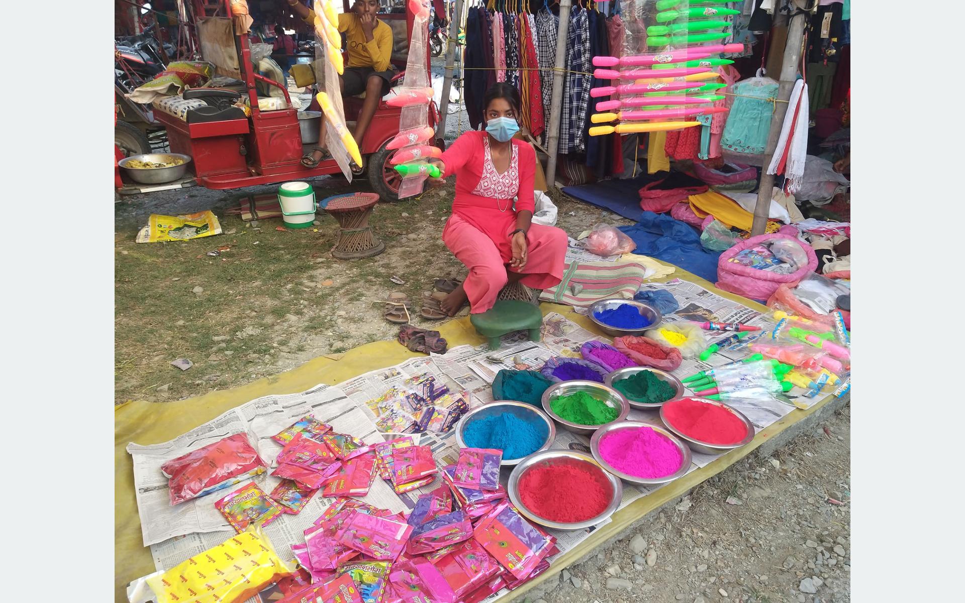 बिक्रीमा राखिएका होलीका सामाग्री