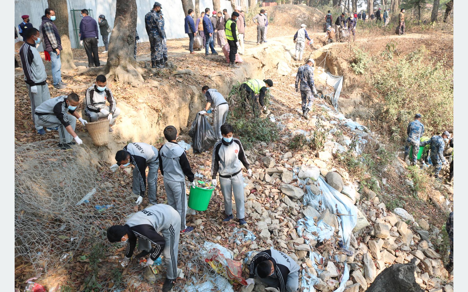 सरसफाइ गर्दै नेपाली सेना र सशस्त्र प्रहरी