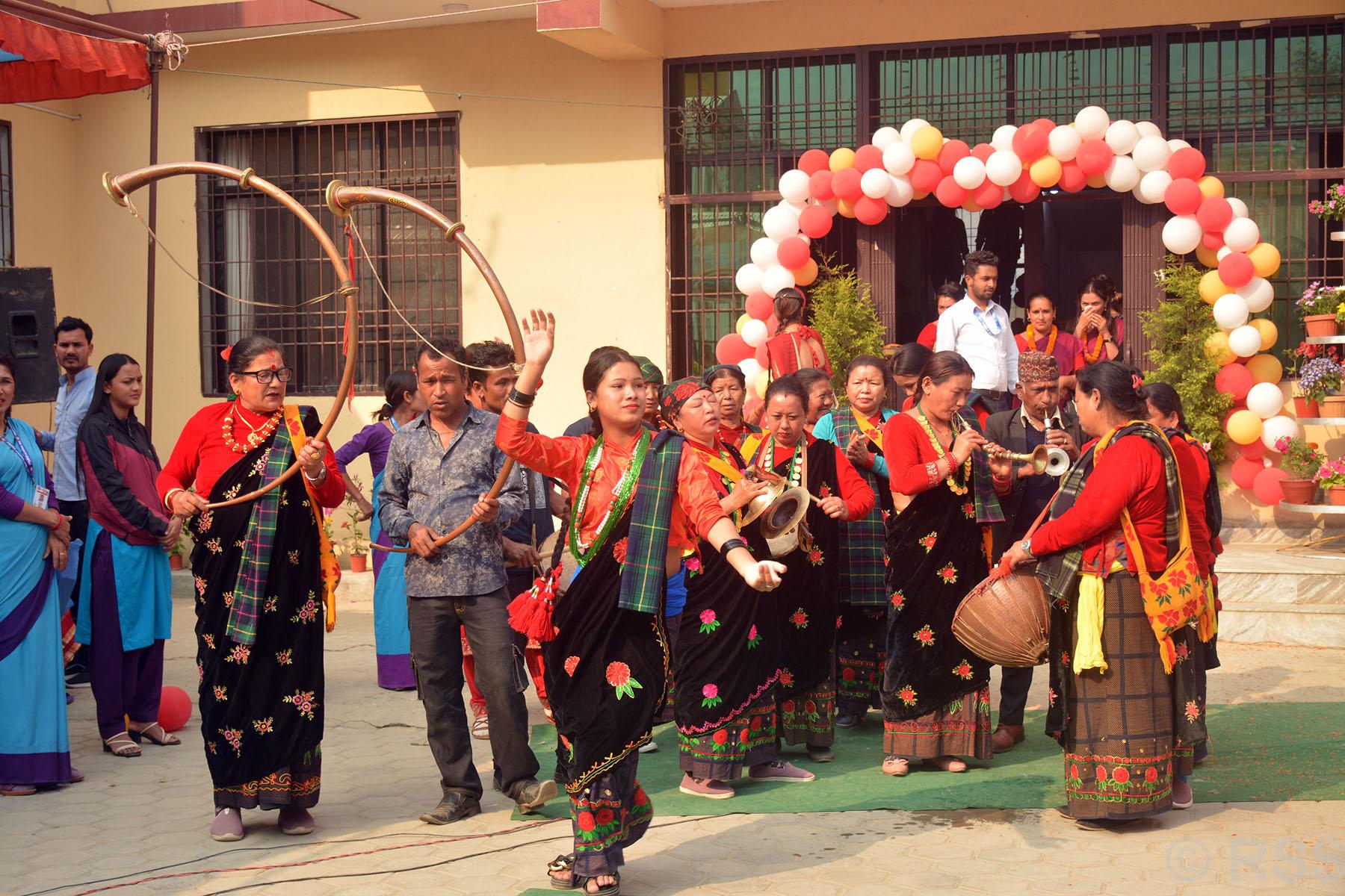 महिलाहरु पञ्चेबाजा बजाउँदै
