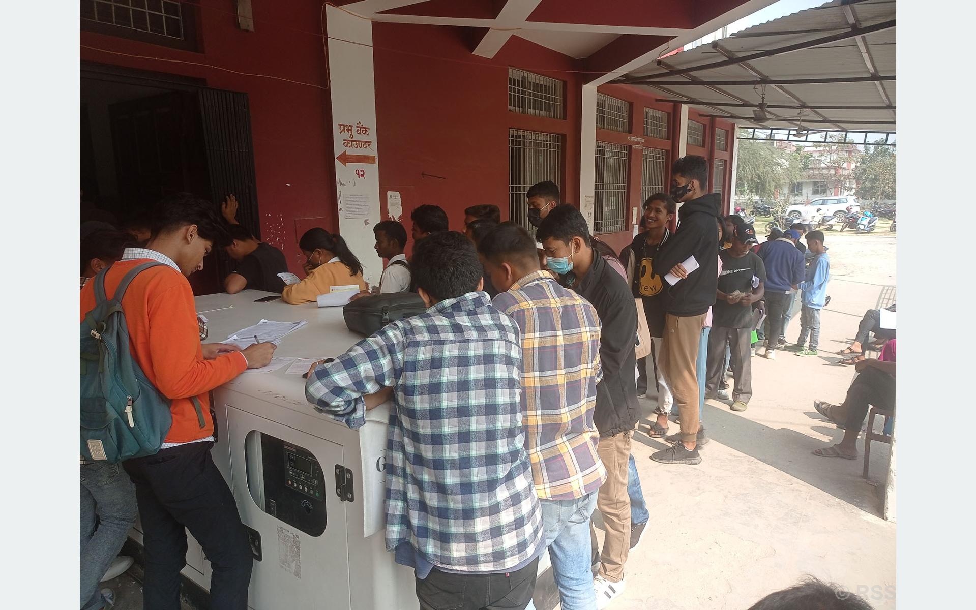 राहदानी बनाउन चाहनेको ताँती
