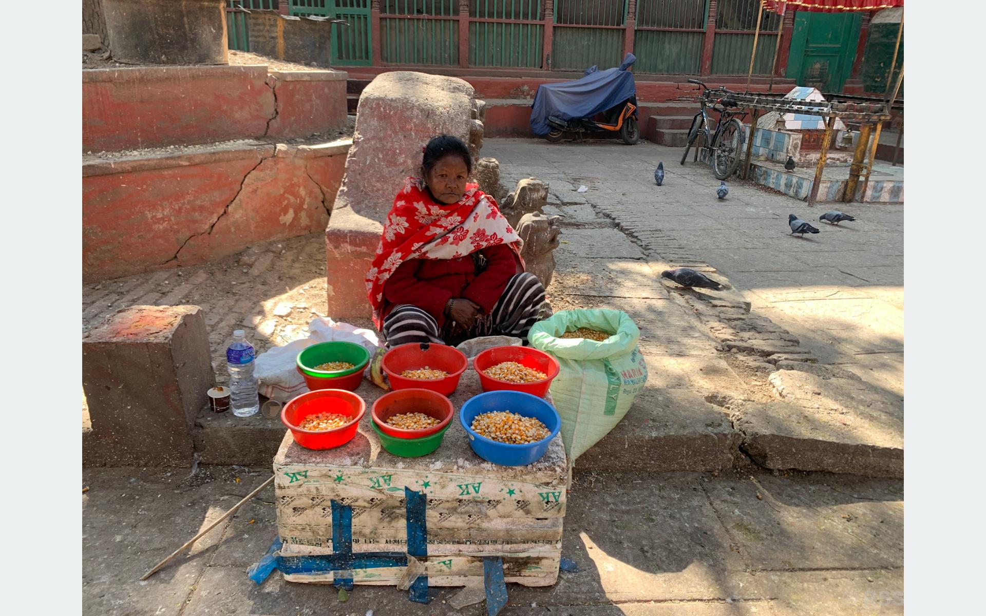 चारो बेच्दै