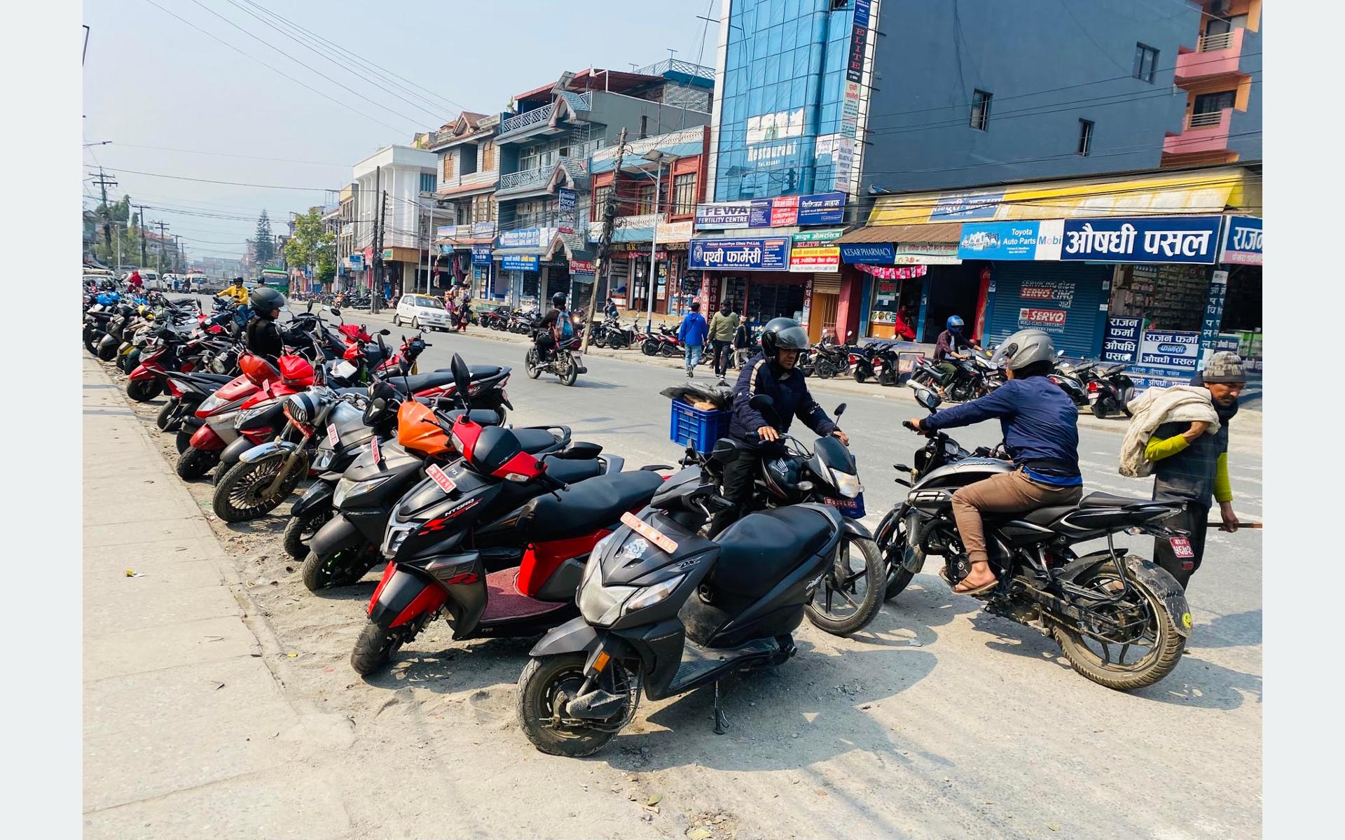 सडकमै पार्किङ