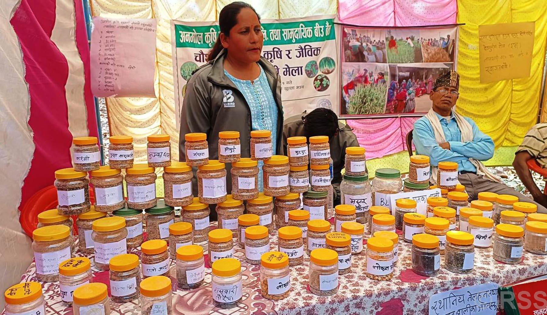 प्रदर्शनीमा राखिएका स्थानीय जातका बीउ