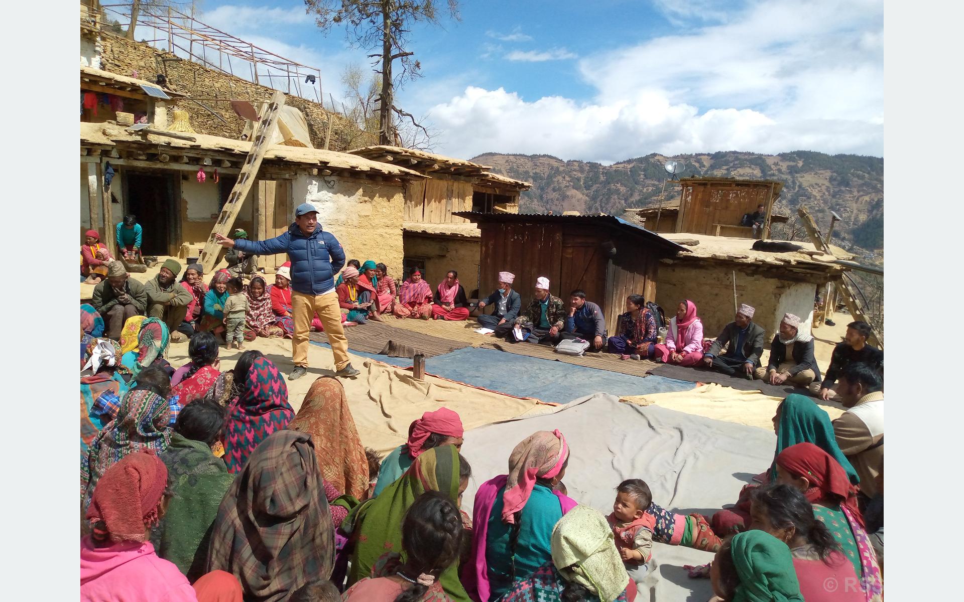 बालविवाह मुक्त र बालमैत्री वडा घोषणा गर्नेबारे जानकारी गराइँदै