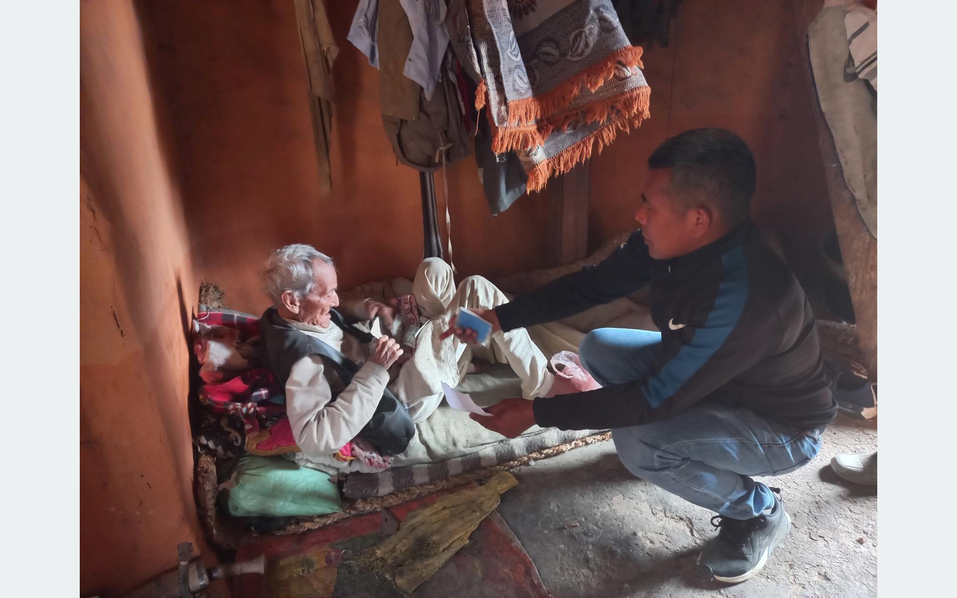 अशक्तलाई घरमै भत्ता वितरण गर्दै वडाध्यक्ष