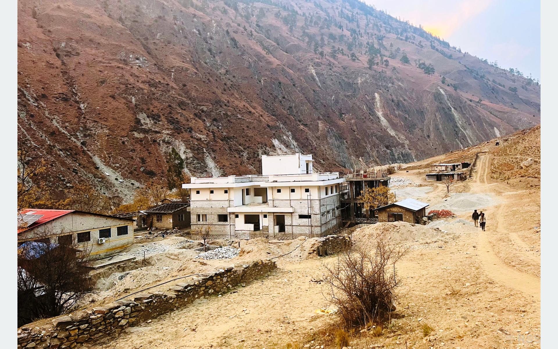 दुनैमा निर्माणाधीन अस्पताल
