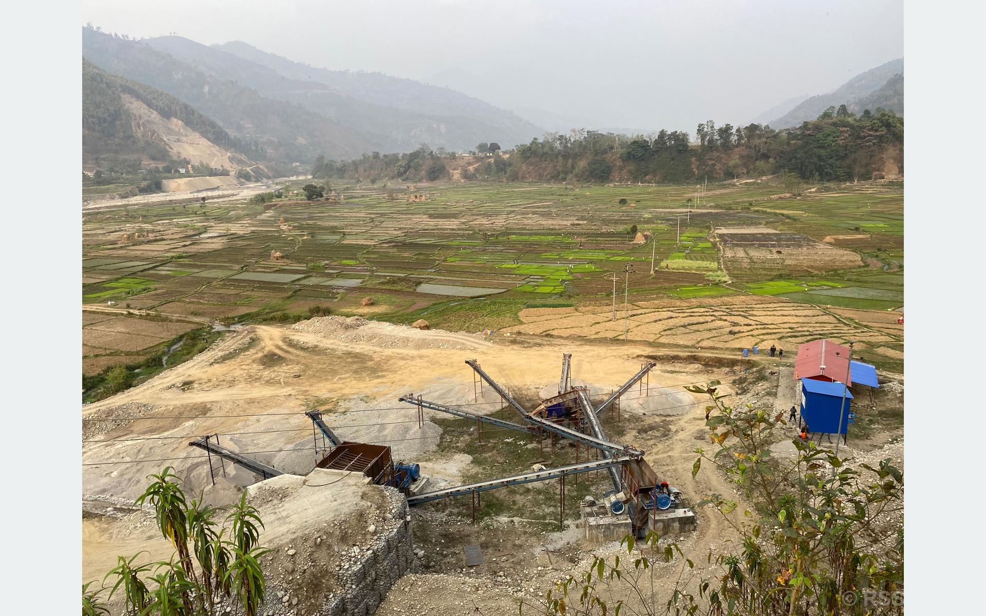 खेतीयोग्य उर्बर भूमिमा क्रसर उद्योग