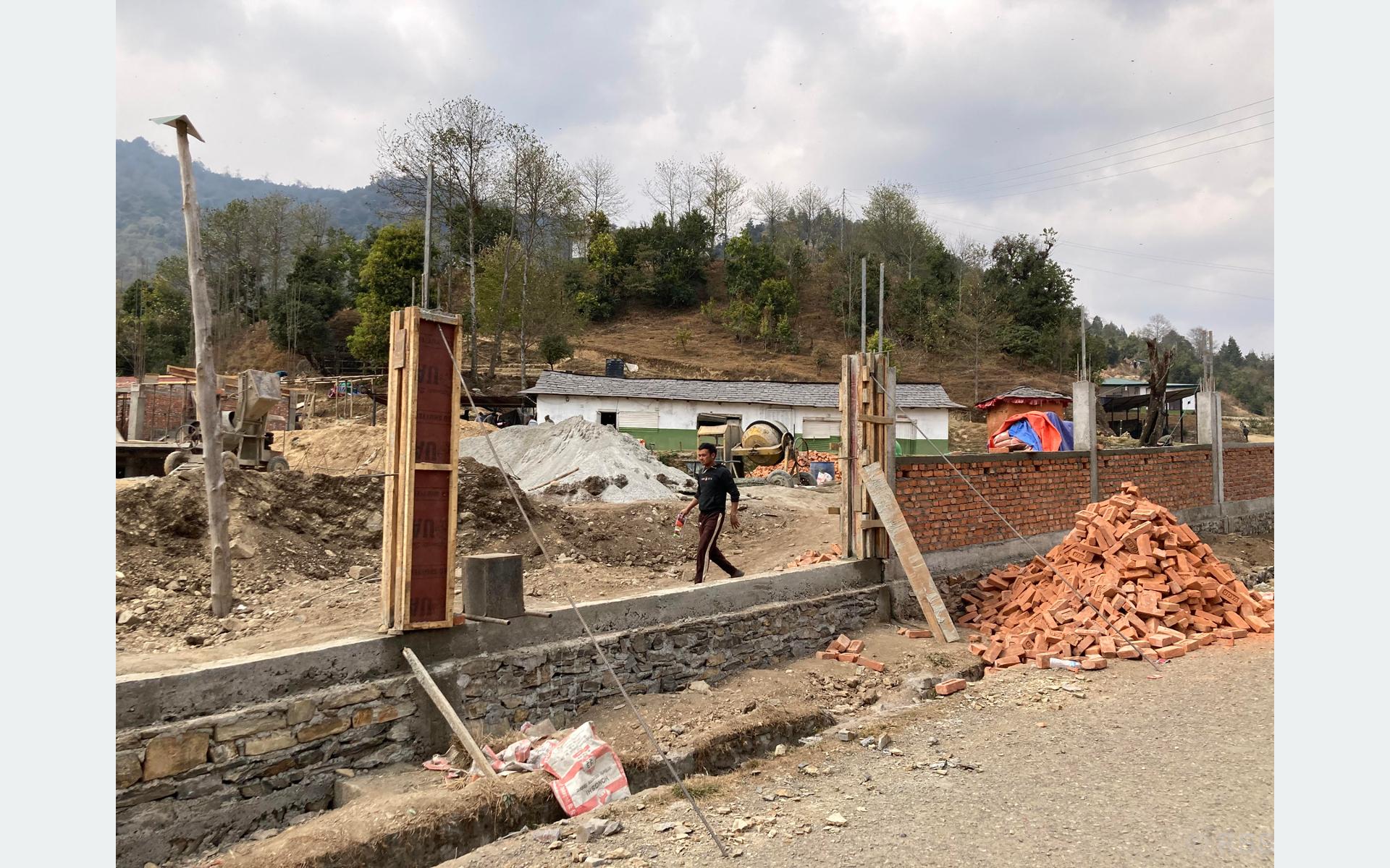 लोकमार्ग मिचेर अवैध संरचना