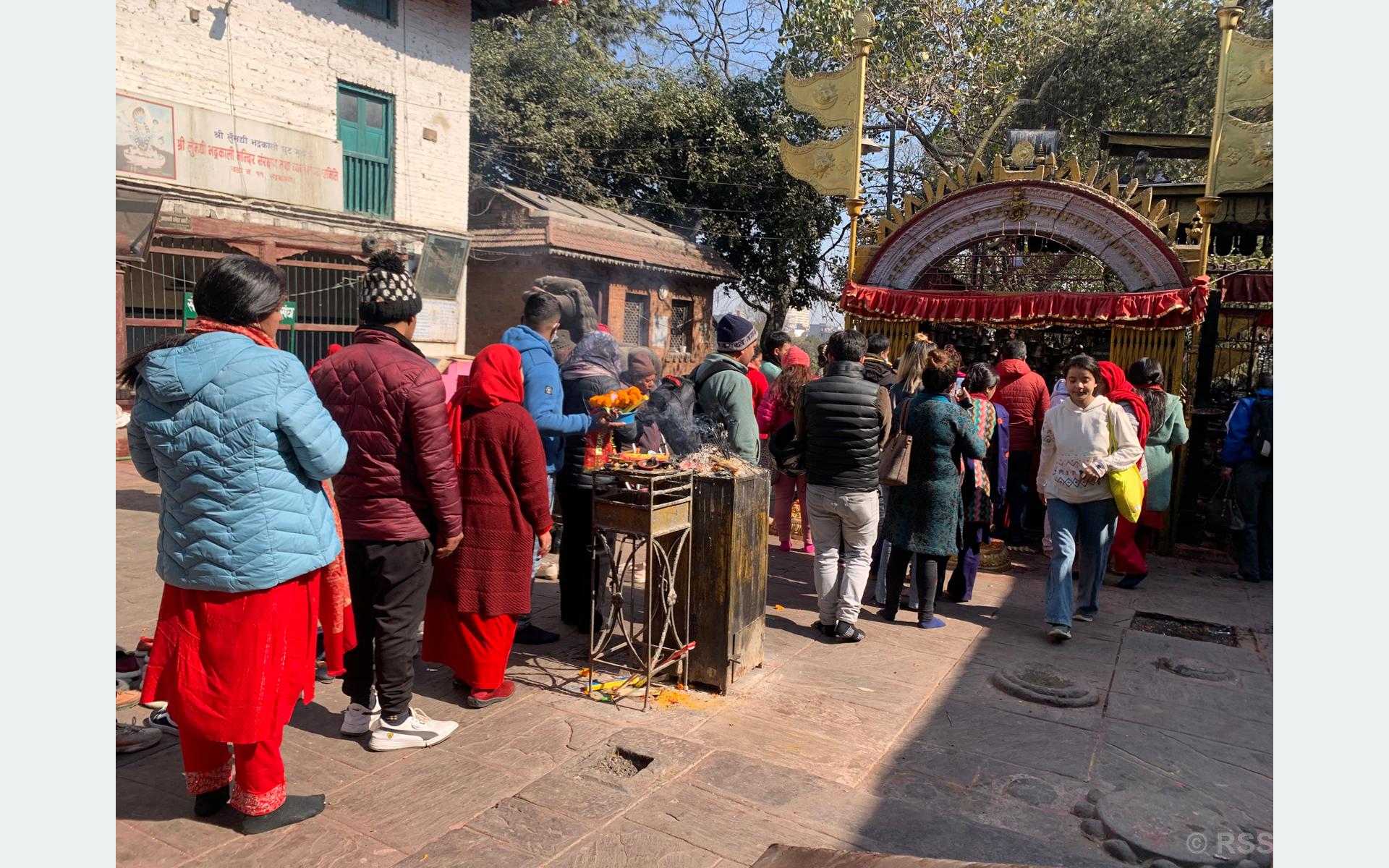 भद्रकाली मन्दिरमा दर्शनार्थी