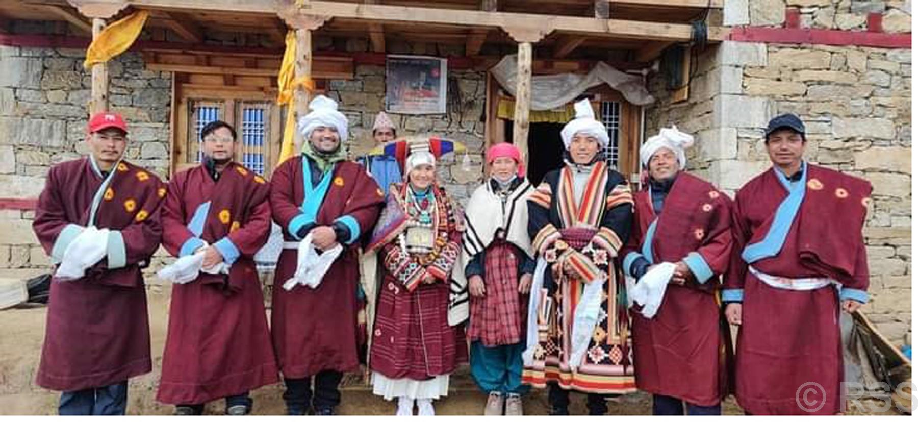 माने पर्वमा धातु कपडा सजिएका युवायुवती
